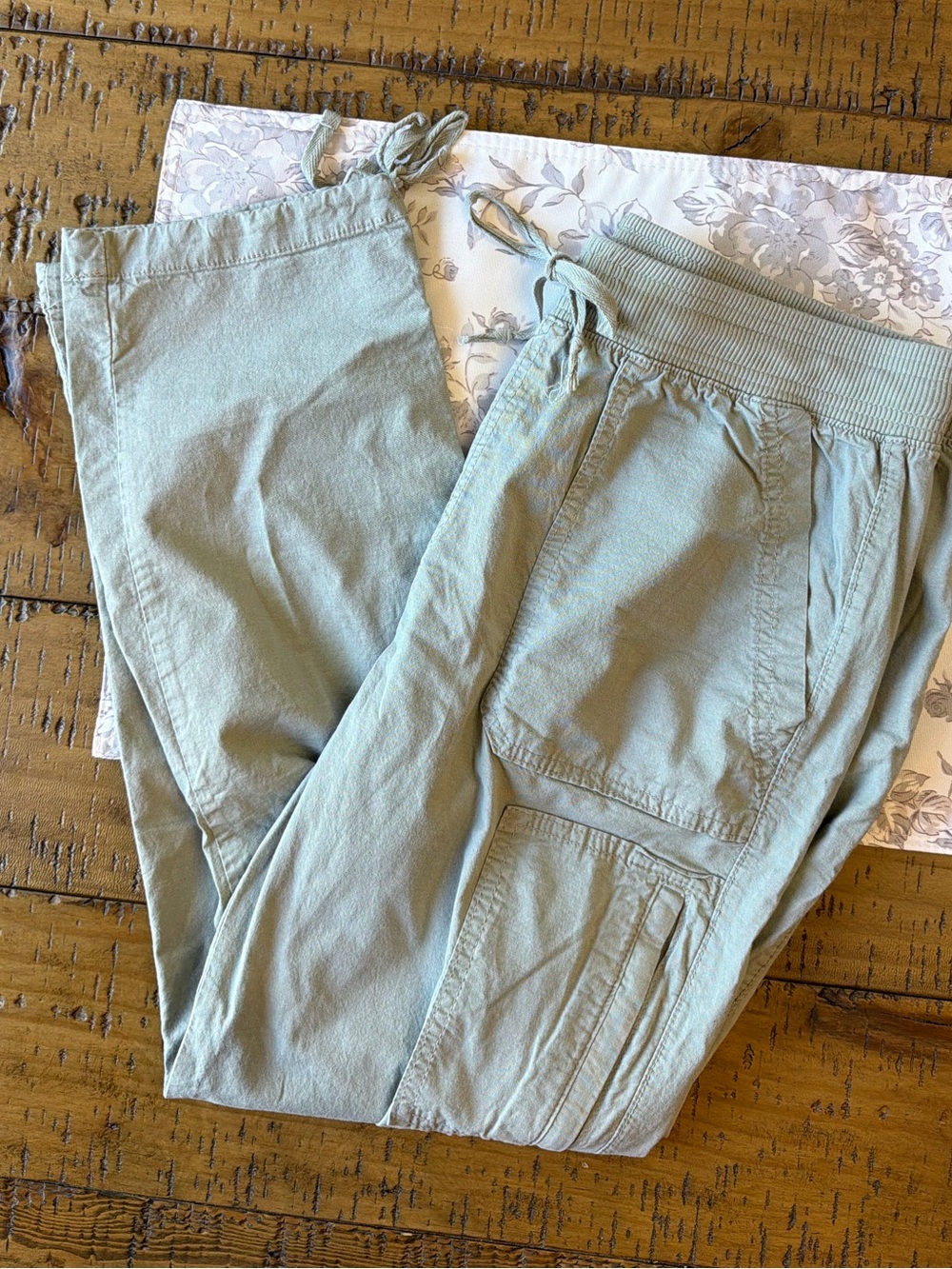 Women’s Light Sage Drawstring Cargo Pants large